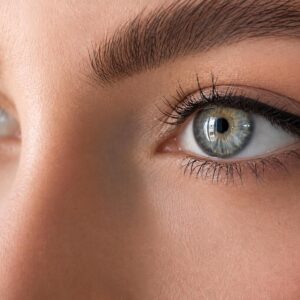 Nahaufnahme eines Auges mit ausdrucksstarkem Permanent Make-up Lidstrich