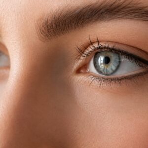 Auge mit Permanent Make-up Lidstrich am oberen und unteren Wimpernkranz