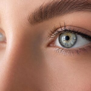 Auge mit Permanent Make-up Lidstrich am oberen Wimpernkranz